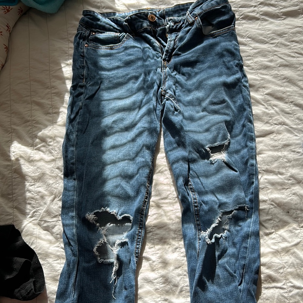 Distressed skinny jeans